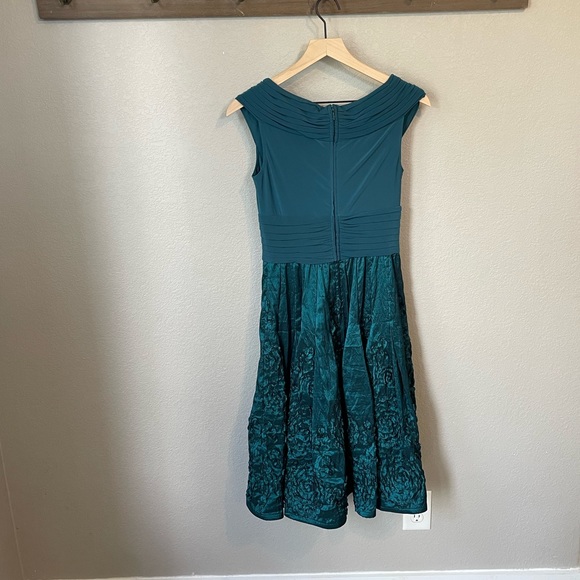 Adrianna Papell Dress. Size 4 - Picture 4 of 12